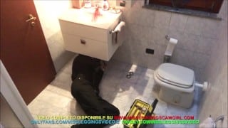 CULT VIDEO (2019) – MILF TROIA A CASA SOLA SCOPA L’IDRAULICO