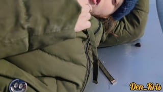 зимний секс на машине с голубоглазой красоткой в куртке , любит делать минет сперма на лице и одежде