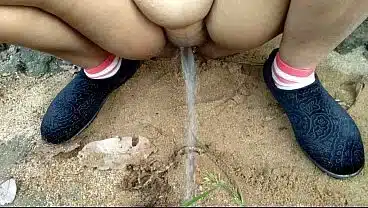 बस कंडक्टर द्वारा मेरी सौतेली माँ की हाईवे किनारे झाड़ियों में xxxx चुदाई