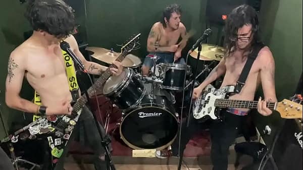Hardcore en ensayadero húmedo – 3 cuerpos, una explosión de ruido /Limpieza Social