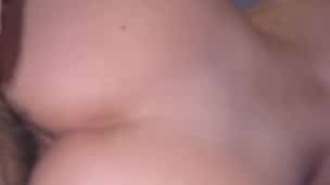 Je chevauche sa bite en cowgirl inversé, j’aime quand il éjacule en moi