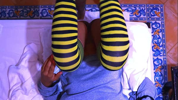 La amiga de la universidad y el amigo del novio se encuentran en una fiesta y se van a la habitación de él para tener sexo mientras sus parejas están en el baño