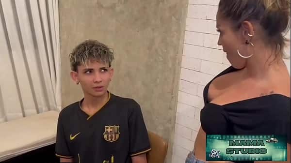 Mama Studio em:Trepei com minha madrasta safada para que ela não conte ao meu pai que me pegou assistindo pornô na hora do jantar