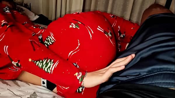 Me follo a la mejor amiga de mi hermanastra accidentalmente sin condón en la fiesta de pijamas que hicieron en mi casa