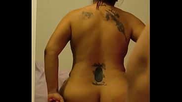 MILF mexicana culona se EXHIBE frente al espejo y acaba llena de leche