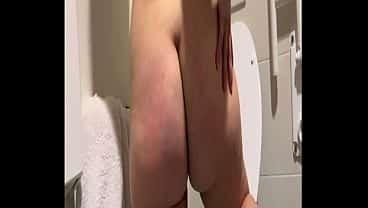 morena putita follada en baño pulico sin condon