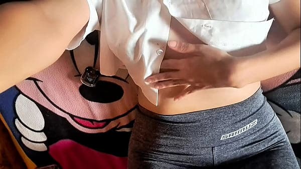 Mujer asiática es tímida antes de tener sexo después de la universidad