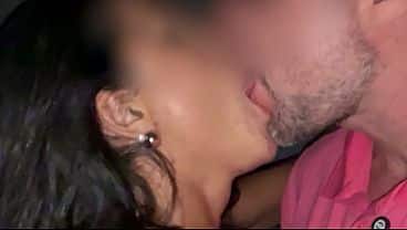 O BEIJO APAIXONADO QUE O CORNO ADORA RECEBER NA CASA DE SWING