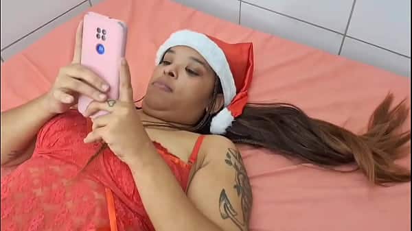 Parentes planejando a festa de Natal… Primo super dotado fode a prima ninfetinha apertadinha antes da ceia de Natal, o planejamento virou muito sexo e putaria