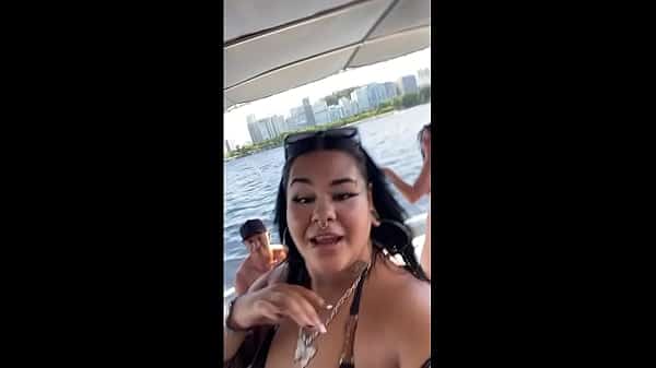 ROLOU PUTARIA NA LANCHA EM FAMILIA