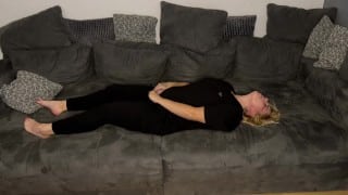 Selbstbefriedigung masturbieren Couch multiple orgasmen stöhnen zittern zucken Fingern Klitoris