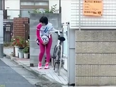 Sporty Japanese biker wets her tights with piss