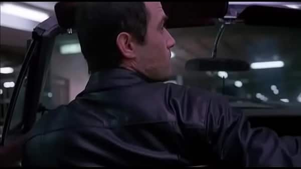 Yolanda Julien follada en un coche