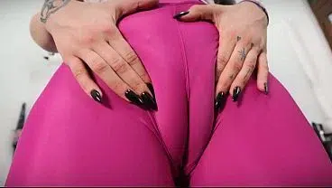 Amazing Big Jiggly Butt, HUGE Cameltoe! Young Tall “Cleopatra” Babe Showing her Goods!