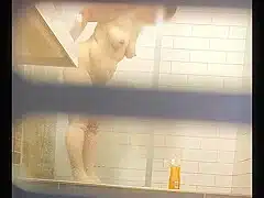 Chubby pussy farting MILF in a hostel shower