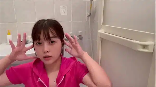 【素人女子大生のオナニー】チンカスがついてるイカ臭いおちんちんが好きです。舐めてみたい…