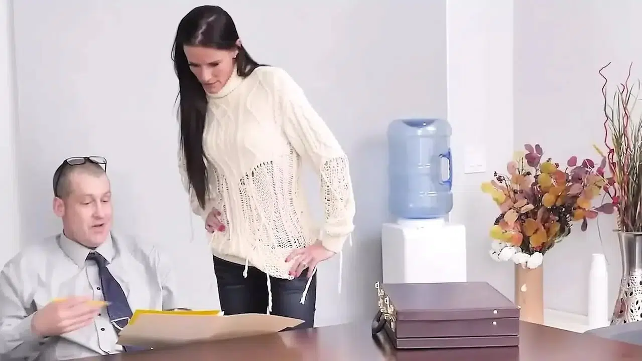 FamilyStrokes – Tiny 18 Years Old Babe Fucks Sales Agent Under Stepmom And Stepdad’s Guidance