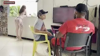 Gostosa mulher de sapatao deixa o marido sair pra ficar com o amigo dela