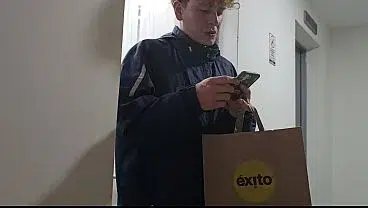 hermosa colombiana petite se folla a un repartidor – Melanie Caceres & Nick Jowel