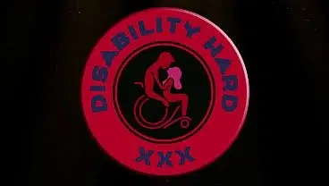 La troia dal viso dolce viene sottomessa da un disabile (parte 1)