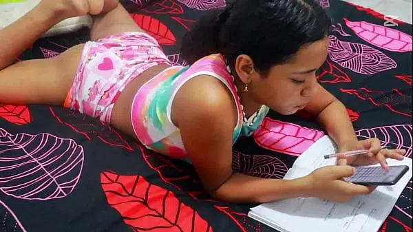 mi hermanastro tan caliente llego a la casa y no he podido hacer la tarea y le ofrezco mi vagina para que me ayude hacer las tereas ya que estoy bien caliente