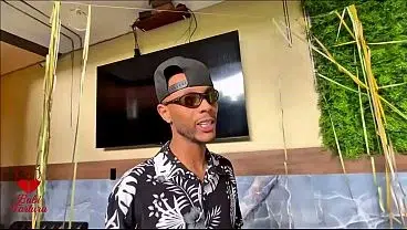 Na festa de carnaval meu marido não aguenta só me assistir com outra mulher, fica de pau duro e quer participar comendo as duas…(COMPLETO NO RED)