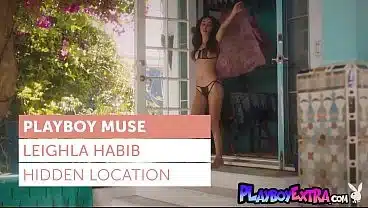 Smiling Arab hottie Leighla Habib stripping and taking a shower