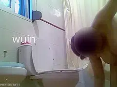 Tetona desnuda sale de la bañera