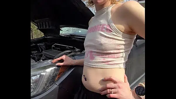 Wife rewards stranger for fixing her car