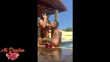 Banho de piscina com novinha de 18 anos acaba em sexo e vídeo vazado