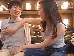 お色気美人妻がM男に乳首舐め、フェラや顔面騎乗クンニで勃起不可避の痴女責め