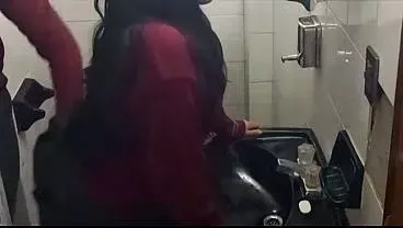 ESTUDIANTES CAPTADOS FOLLANDO EN EL BAÑO DE UNA ESCUELA PUBLICA
