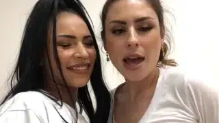 As Safadas Emme White E Pocahontas Oficial  Mostrando Como Se Faz Sexo Esfregando As Bucetas E Uma Chupando O Grelo Da Outra.