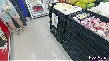 Bokep Indo terbaru – Ngentot Cindo cantik modal jajan di AlfaMaret