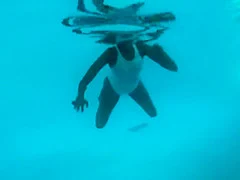 Bootylicious chick shows her tits under the water