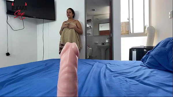 Fallándome el dildo de mi compañera de apartamento