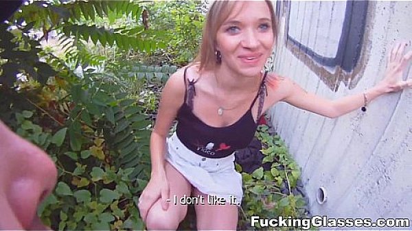 Fucking Glasses – Spontaneous sex outdoors