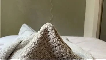 Hermanastra entra a mi habitación y ve mi erección y no puede evitar calentarse al verla