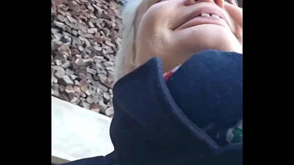 Je trouve un inconnu qui me baise dans la grange