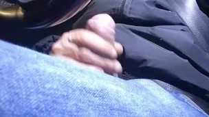 Meneando la verga mientras conduzco