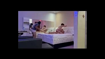 Olha só o que rolou no motel depois do carro… Eu sentei de frente no pau do , desci até o talo gemendo “amor… olha como tá fundo… nunca senti um pau me rasgar assim…”. Rebolando devagarinho