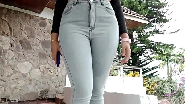 Que musculoso se ve el jardinero! Le daré mi coño en bandeja de plata para que me folle