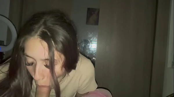 Safada mamando um pau sem dó