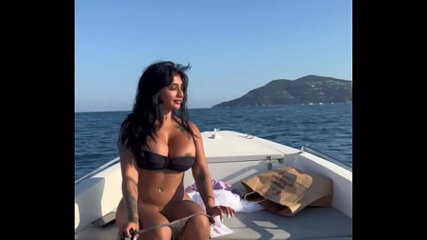 SEXO EN BARCO ME LLEVO AL CENTRO DEL MAR Y SE CORRIÓ EN MI CULO- YASMINA KHAN