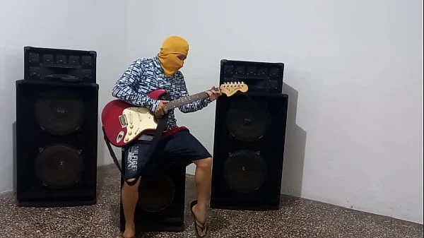 TRIO DE MUSICOS!! EL GUITARRISTA LLAMO A SU AMIGA PARA TENER SEXO, LUEGO PIDIO COMPAÑIA DE UN MACHO PESADO PARA ACOMPAÑAR EL SEXO DE FANTASIA. TRIO REAL CASERO DE MUSICOS CALIENTES