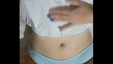 Una chica fue sorprendida masturbándose en una fiesta