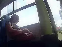 seguindo a novinha linda e deliciosa no onibus