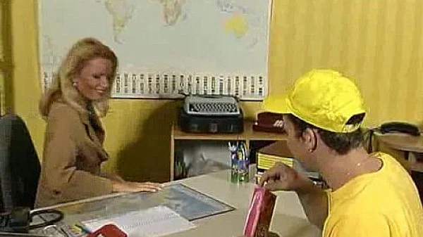 YouPorn – Boss lady does the mailboy