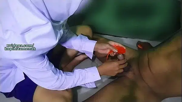 Bidan pijitin kontol pasiennya