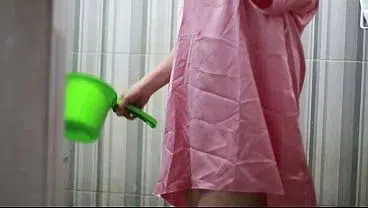 Bokep indo Ngintip Cewek Montok Mandi Pakai Gaun Satin Transparant